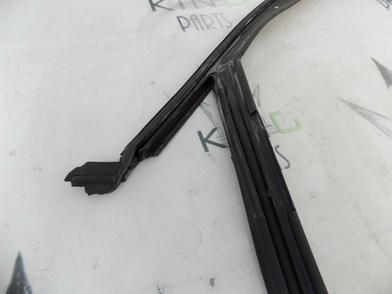 MINI CLUBMAN F54 2015-ON FRONT RIGHT WINDOW GUIDE SEAL INNER 7322444